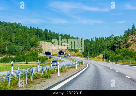 Fahrt durch Schweden in Richtung Tunnel und Berg im Sommer. Stockfoto