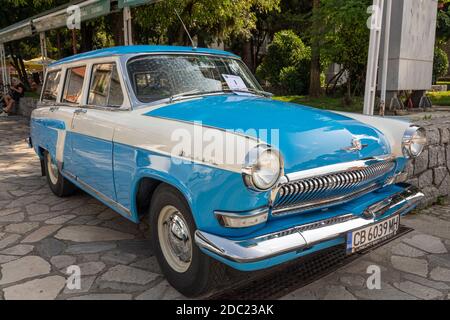 Altmodische Auto GAZ-21 Wolga auf der Straße Stockfoto