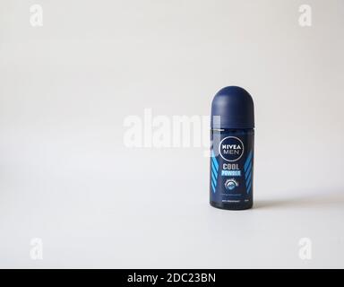 Nivea man kühles Pulver Deodorant isoliert auf weißem Hintergrund Stockfoto