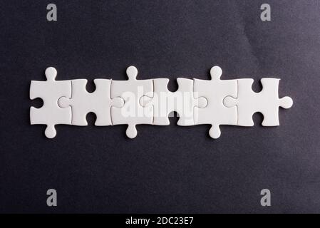 Draufsicht flach Lay von sechs Papier schlichten weißen Puzzle-Spiel letzte Stücke für lösen, Studio auf schwarzem Hintergrund geschossen, Quiz Berechnung Konzept Stockfoto