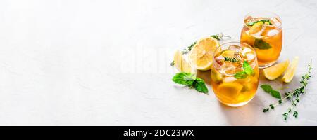 Eistee mit Eis, Minze und Zitrone. Stockfoto