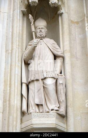 St. Augustinus, Westportal der Kirche des Hl. Markus, Zagreb, Kroatien. Stockfoto