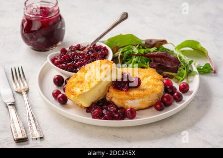 Gebratener Camembert-Käse und Cranberry-Sauce. Stockfoto