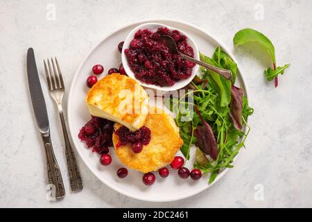 Gebratener Camembert-Käse und Cranberry-Sauce. Stockfoto