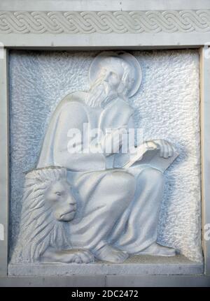 Der Heilige Markus der Evangelist, Detail der Grab Reliefs am Mirogoj-Friedhof in Zagreb, Kroatien Stockfoto