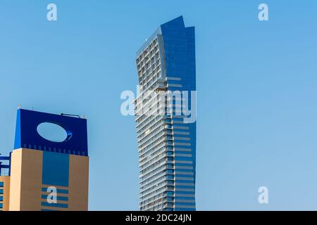 Wolkenkratzer an der Jeddah Corniche, 30 km Küstenresort der Stadt Jeddah mit Küstenstraße, Erholungsgebieten, Pavillons und bürgerlichen Bildhauerei Stockfoto