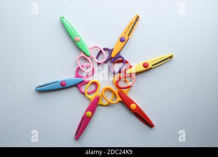 Bunte Schere isoliert auf weißem Hintergrund Stockfoto