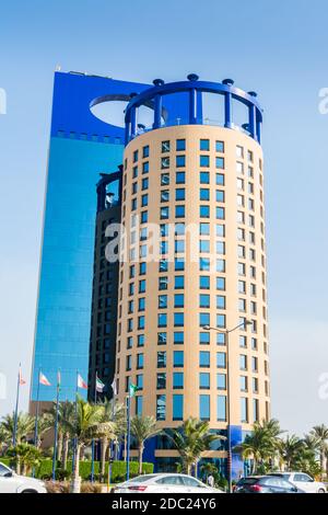 Wolkenkratzer an der Jeddah Corniche, 30 km Küstenresort der Stadt Jeddah mit Küstenstraße, Erholungsgebieten, Pavillons und bürgerlichen Bildhauerei Stockfoto