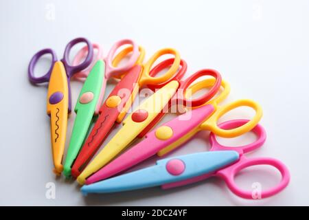 Bunte Schere isoliert auf weißem Hintergrund Stockfoto