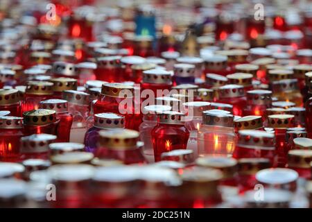 Zagreb Friedhof Mirogoj an Allerheiligen besucht von Tausenden von Menschen zünden Kerzen für ihre verstorbenen Familienmitglieder Stockfoto