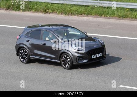 2020 grauer Ford Puma St-Line X erster ED M; Fahrzeugverkehr, bewegliche Fahrzeuge, Autos, Fahrzeug fahren auf britischen Straßen, Motoren, Fahren auf der Autobahn M6 Autobahn britischen Straßennetz. Stockfoto