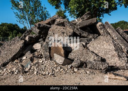 Ein Haufen Baumüll auf dem Boden Stockfoto