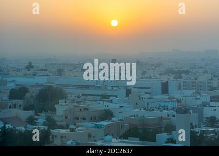 Sonnenaufgang am Morgen von Riyadh, Luftaufnahme von Riyadh City mit Gebäuden in der Innenstadt von Riyadh, Saudi-Arabien Stockfoto