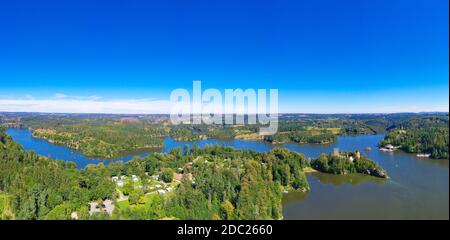 Ottenstein See. Panoramablick von oben auf den Stausee und die alte Ruine von Lichtenfels im Sommer. Schönes Erholungsgebiet im Waldviertel, Lo Stockfoto