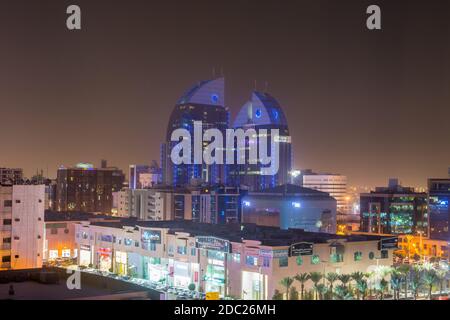 Luftaufnahme mit Neonlicht von Riad mit Twin-Gebäude der Alinma Bank in Riad, Saudi-Arabien Stockfoto
