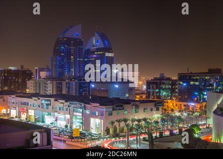 Luftaufnahme mit Neonlicht von Riad mit Twin-Gebäude der Alinma Bank in Riad, Saudi-Arabien Stockfoto