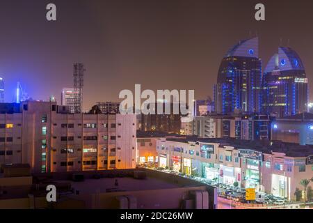Luftaufnahme mit Neonlicht von Riad mit Twin-Gebäude der Alinma Bank in Riad, Saudi-Arabien Stockfoto