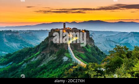 Blick auf Civita di Bagnoregio, eine Stadt in der Provinz Viterbo, Latium, Italien Stockfoto