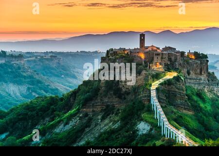 Blick auf Civita di Bagnoregio, eine Stadt in der Provinz Viterbo, Latium, Italien Stockfoto