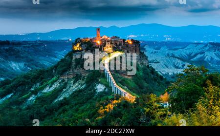 Blick auf Civita di Bagnoregio, eine Stadt in der Provinz Viterbo, Latium, Italien Stockfoto