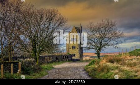 Rivington Pike und Winter Hill über Anglezarke Reservoir in der West pennines Stockfoto