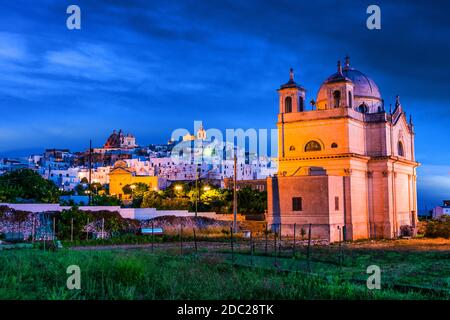 Panorama-Nachtansicht von Ostuni in der Provinz Brindisi, Apulien, Italien Stockfoto