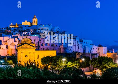 Panorama-Nachtansicht von Ostuni in der Provinz Brindisi, Apulien, Italien Stockfoto