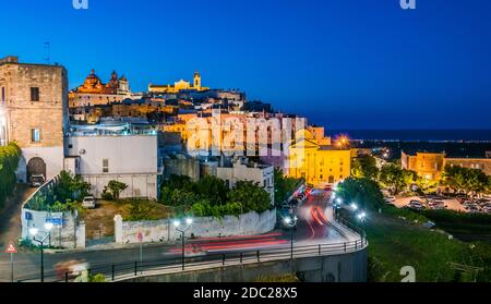 Panorama-Nachtansicht von Ostuni in der Provinz Brindisi, Apulien, Italien Stockfoto