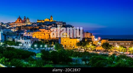 Panorama-Nachtansicht von Ostuni in der Provinz Brindisi, Apulien, Italien Stockfoto