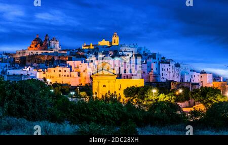 Panorama-Nachtansicht von Ostuni in der Provinz Brindisi, Apulien, Italien Stockfoto