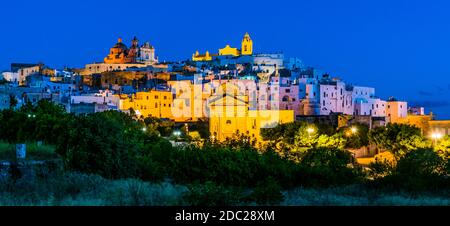 Panorama-Nachtansicht von Ostuni in der Provinz Brindisi, Apulien, Italien Stockfoto