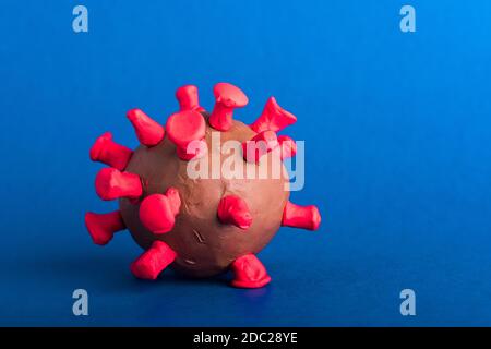 Nahaufnahme Plastilin-Krankheit Zellen Virus von Coronavirus Ausbruch und Coronaviren Influenza-Grippe, Studio Schuss isoliert auf blauem Hintergrund, Pandemie COVI Stockfoto