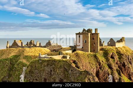 DUNNOTTAR CASTLE STONEHAVEN ABERDEENSHIRE SCHOTTLAND SONNENLICHT AUF DEM TOWER HOUSE GEBÄUDE MIT BLICK AUF STEILE KLIPPEN Stockfoto