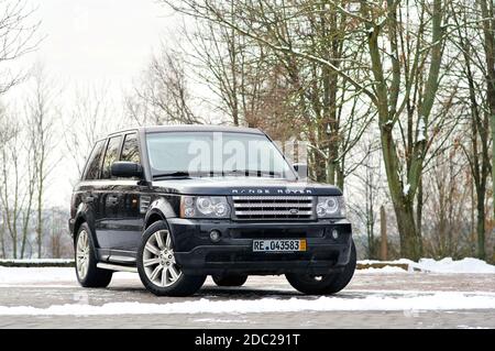 Grodno, Weißrussland, Dezember 2012: Land Rover Range Rover Sport V8 Supercharged. Drei Viertel Ansicht des schwarzen SUV über aus Fokus Winter Park Hintergrund Stockfoto