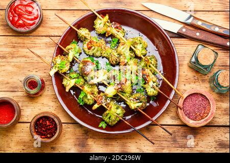 Gemüsekebab aus Brokkoli-Kohl auf rustikalem Holzhintergrund Stockfoto