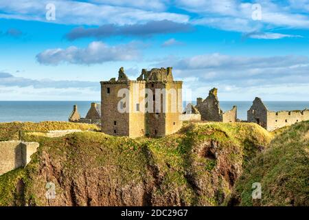 DUNNOTTAR CASTLE STONEHAVEN ABERDEENSHIRE SCHOTTLAND DER TURM HAUS GEBÄUDE AUF SPITZE DER GEWALTIGEN STEILEN KLIPPEN Stockfoto