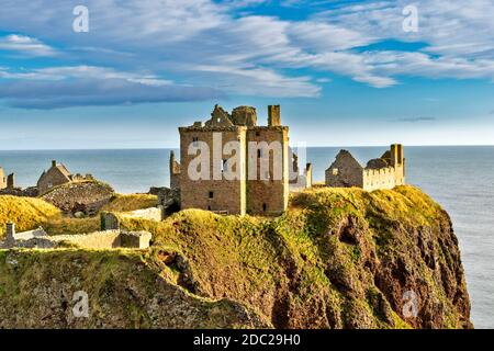 DUNNOTTAR CASTLE STONEHAVEN ABERDEENSHIRE SCHOTTLAND DIE TOWER HOUSE GEBÄUDE MIT BLICK AUF STEILE KLIPPEN Stockfoto