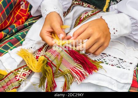 Litauische Nationalkleid Ornament. Mädchen in traditionellen Kleidern Litauisch gekleidet. Stockfoto