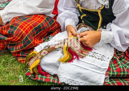 Mädchen in traditionellen Kleidern Litauisch gekleidet. Litauische Nationalkleid Ornament. Stockfoto