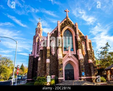 Alte Eckkirche Mit Kirchturm Und Mehreren Kreuzen Stockfoto