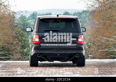 Grodno, Weißrussland, Dezember 2012: Land Rover Range Rover Sport V8 Supercharged. Rückansicht des schwarzen SUV mit Reserverad zwei Auspuffrohre aus Stockfoto