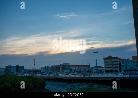 Ein wunderschöner blauer und orangefarbener Sonnenuntergang über dem Boardwalk In Wildwood New Jersey Stockfoto