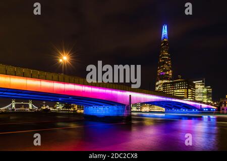 Lichter bei Nacht über der Themse an der London Bridge und The Shard, London, Großbritannien Stockfoto