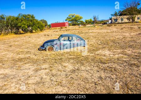 Alte Weggeworfene Automobile Hälfte Im Feld Begraben Stockfoto