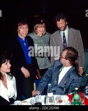 Eric Clapton bei den Ivor Novello Awards 1986 mit Pattie Boyd und Bill Wyman grüßen Elton John Und seine Ex-Frau Renate Blauel Stockfoto