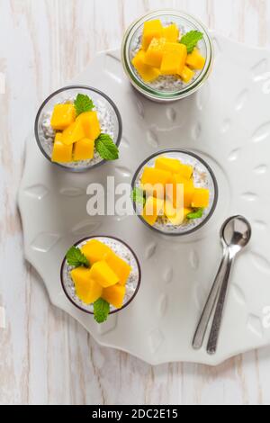 Gesunder Chia-Samenpudding mit Joghurt, Himbeer-Mousse und frischer Mango Stockfoto