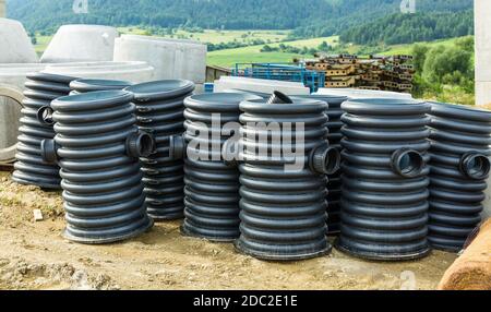 Schwarze PVC-Rohre - Baumaterial in Bauzonen, vorbereitet für neue Autobahn. Stockfoto