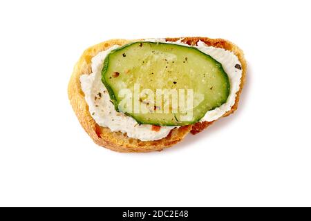 Bruschetta mit Frischkäse und Gurke auf weiß Stockfoto