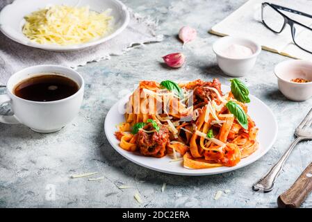 Pasta mit Mini-Fleischbällchen, Tomatensauce und Parmesankäse Stockfoto