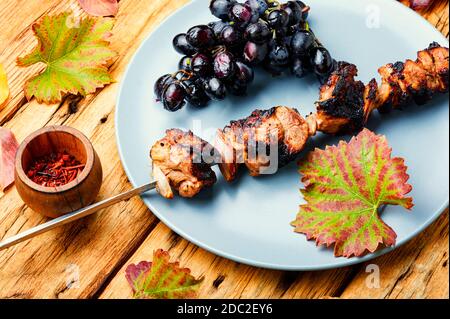 Spieße von Schweinefleisch Schisch Kebab.frisches Fleisch Kebab in Traubenmarinade Stockfoto